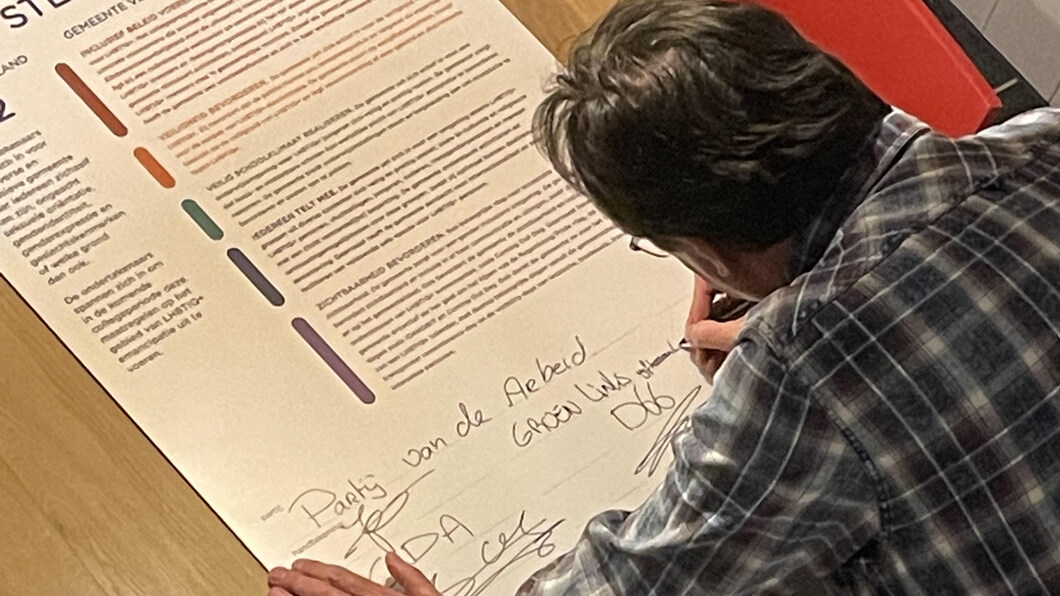 Erik van Doorn tekent het Regenboogstembusakkoord 2022