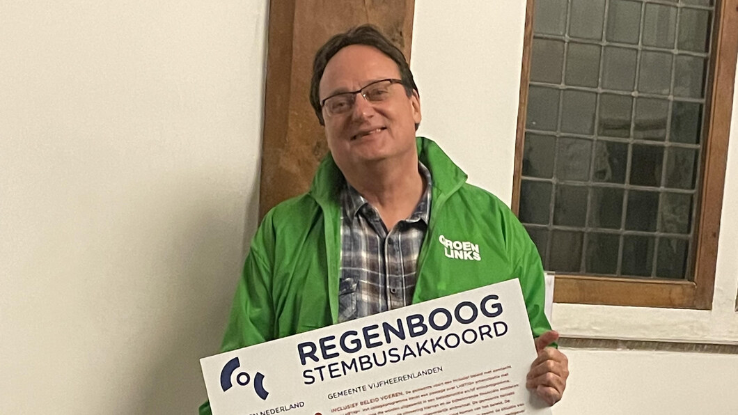 Erik van Doorn met het ondertekende Regenboogstembusakkoord 2022